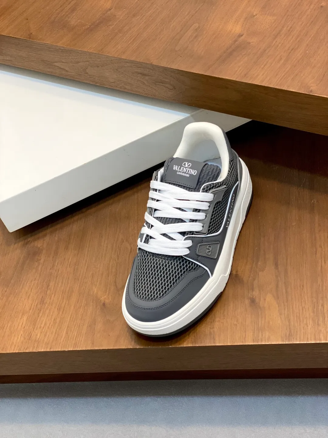Men's shoes 💰660 Valentino/VALENTINO JOIE DE JOUER couple's low-top sneakers. This sneaker is made of splicing and is decorated with rubber VLOGO SIGNATURE details on the front. The upper is punched and the tongue is decorated with VLOGO SIGNATURE. Logo, with two-color rubber outsole, suede leather fabric lining, logo cowhide insole, fashionable and elegant style, comfortable and breathable for the upper foot, full of personality, and comes with a complete set of original packaging! Code number: 39-44 (38, 45 customized)